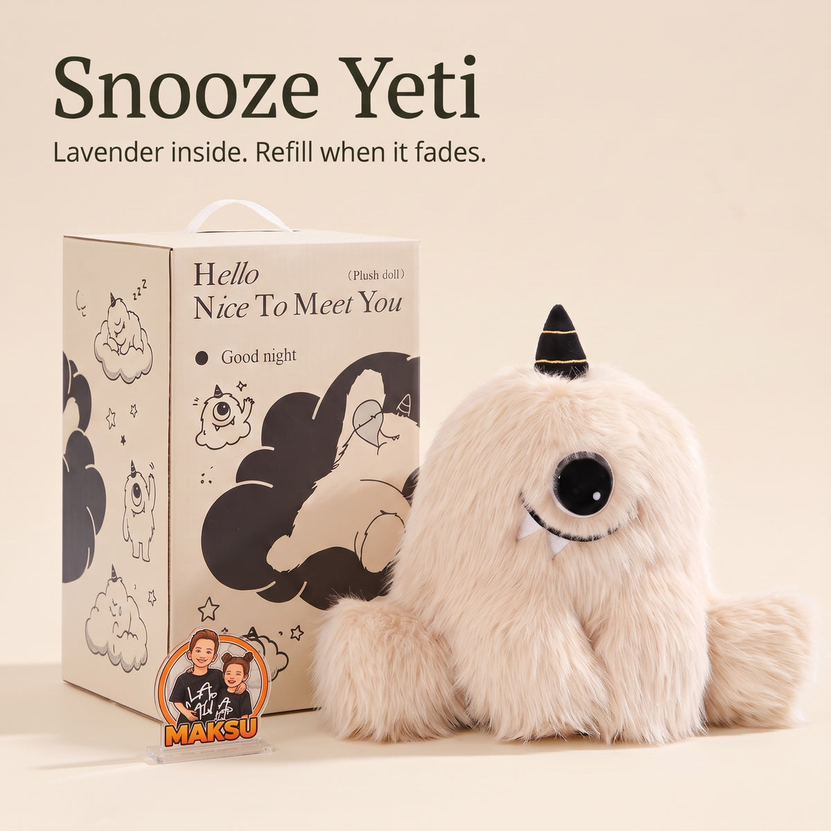 دمية Snooze Yeti المعطرة بجانب علبة الهدية المطبوعة ولوحة MAKSU